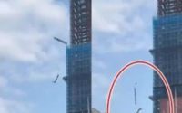 台北一新建高楼上方吊臂被地震震落，砸中对面大楼