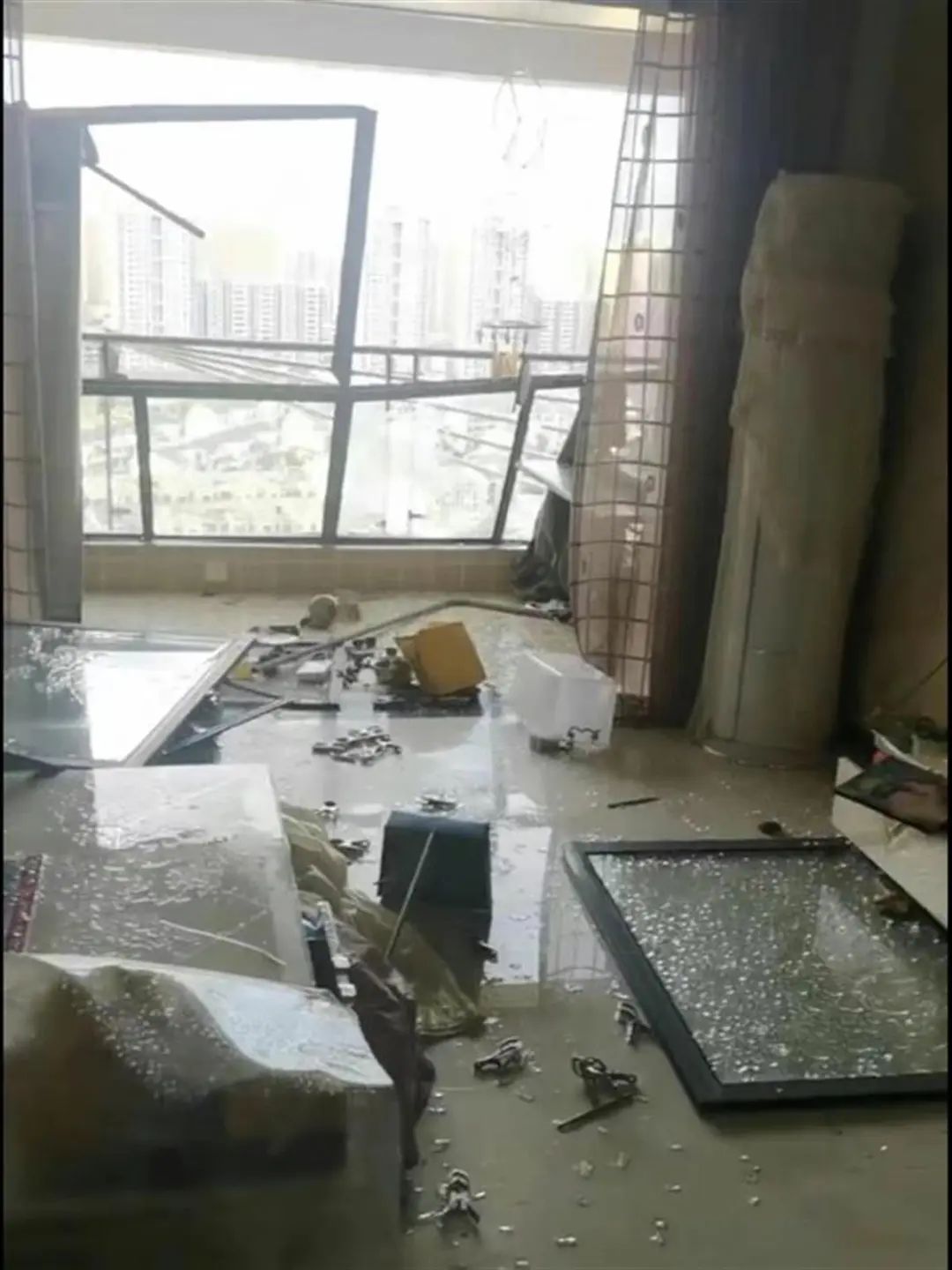 南昌有居民家中窗户被毁（受访者供图）。图片来源：极目新闻
